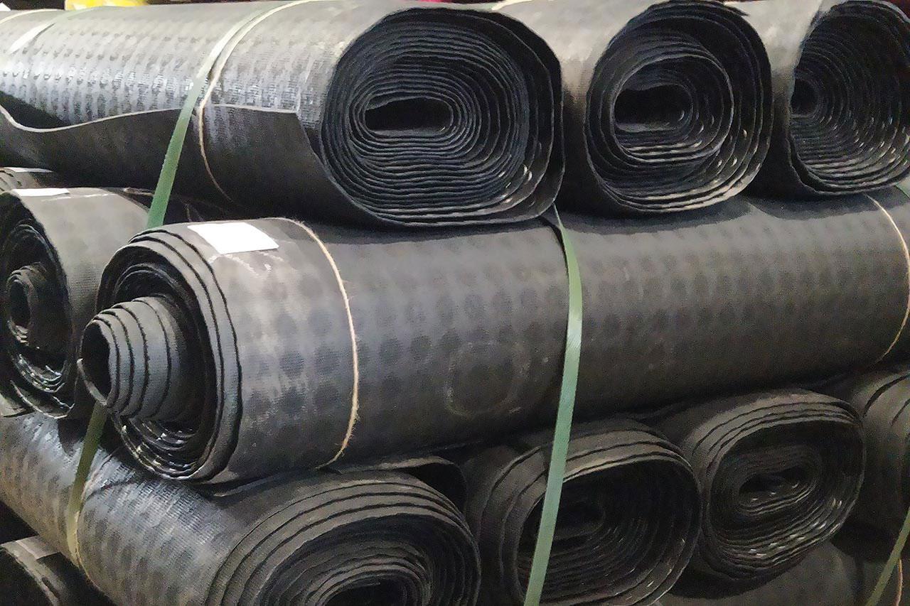 картинка Дорожка автомобильная "пятачок" (толщ. 4,5 мм, шир. ~1200 мм, дл.~10 м) ТУ 38 005272-76 г.Курск от магазина Одежда+